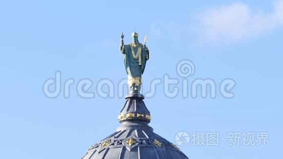 法国图尔市圣马丁大教堂上方的雕像。