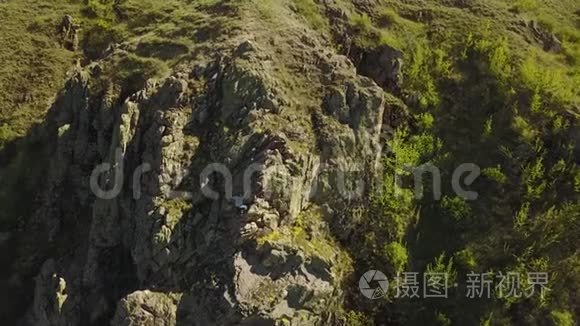 高空观景登山者独自在悬崖上自由攀爬.. 人攀爬岩石时没有安全的线束和绳索.. 男性