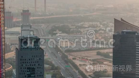 空中景观金融和Zabeel地区时间推移与交通和正在建设的建筑与起重机从。