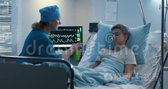 护士用棉签润滑病人口腔视频
