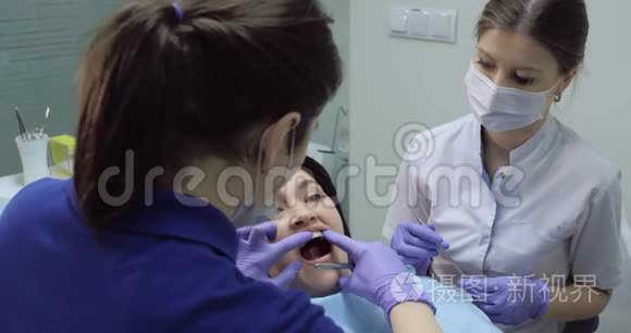 女性病人牙科诊断检查数字系统设备