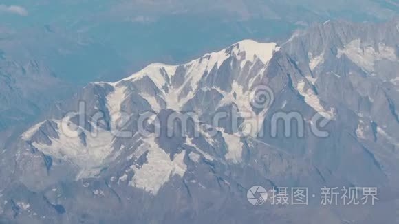 在秋季飞越阿尔卑斯山。 勃朗峰及其冰川的神奇景观
