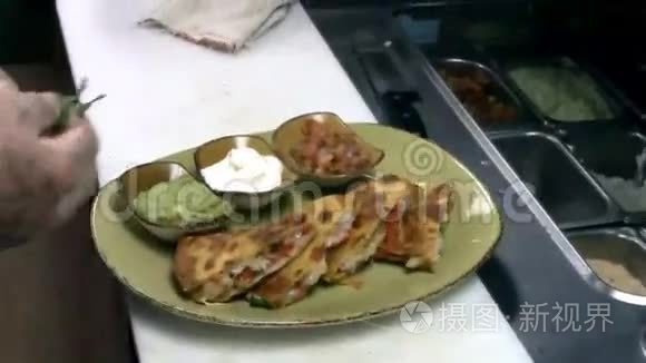 厨师装饰一个玉米饼食品盘视频