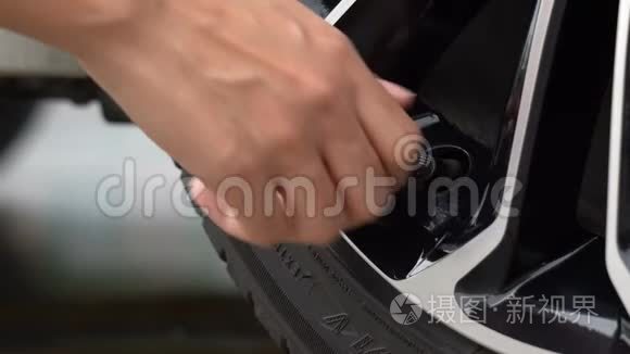 汽车轮胎的手动充气特写视频