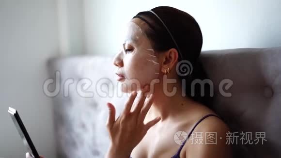 美容面膜在面部治疗妇女。 美容和时尚概念