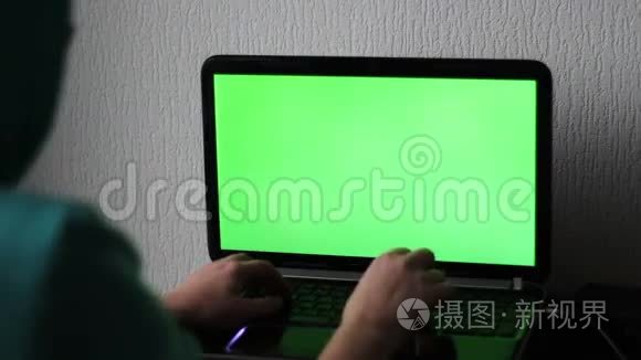带有绿色屏幕的笔记本电脑视频