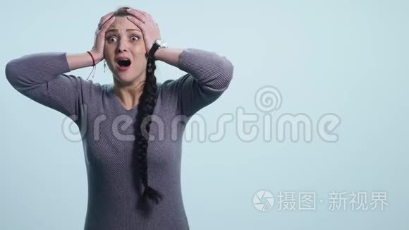 问题概念。 忧郁震惊的女人抱着她的头