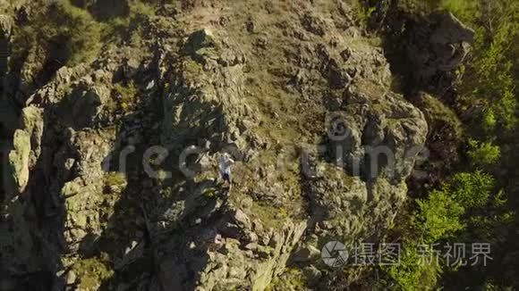 高空观景登山者独自在悬崖上自由攀爬.. 人攀爬岩石时没有安全的线束和绳索.. 男性