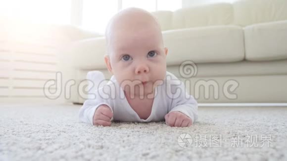可爱有趣的宝宝躺在米色地毯上视频