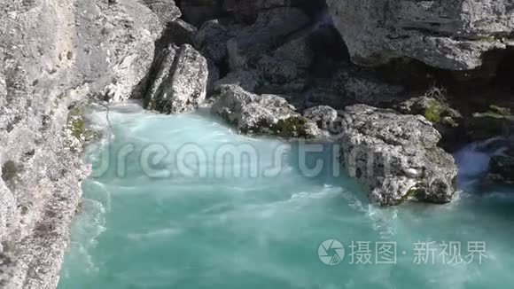 水流在石头间流动. 清澈的水很快就会落在石头周围。