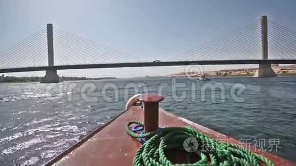 大型电缆停留在大河上的公路桥视频