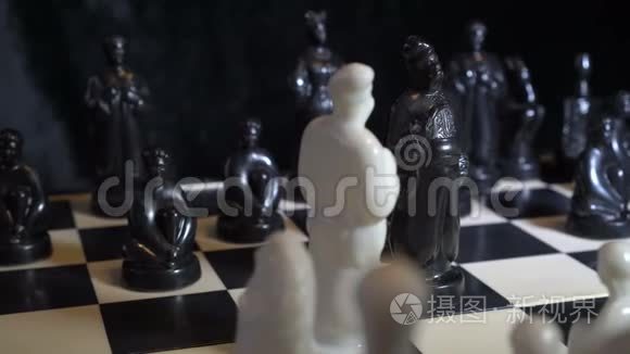 以斯拉夫哥萨克的形式出现的棋子站在黑暗背景下的棋盘上。