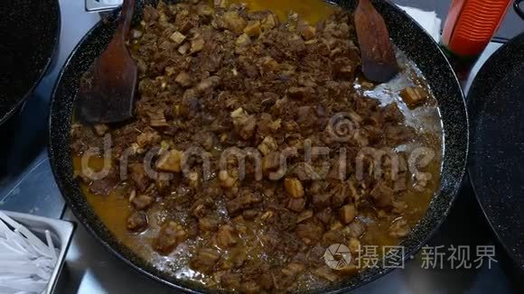 在大锅上煮食物。 在看台上吃街头食品。