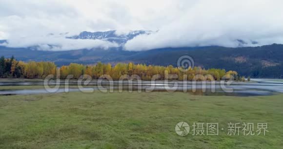 观山庄、秋树和湖4k