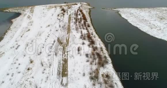 雪覆盖了河边的土地和山脉视频