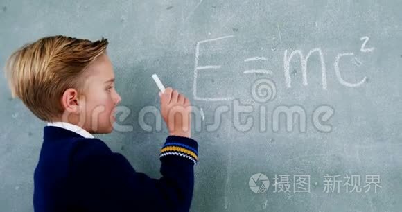 小学生在黑板上做数学视频