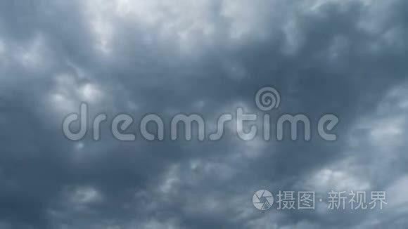 灰色的云彩和狂风暴雨的天空视频