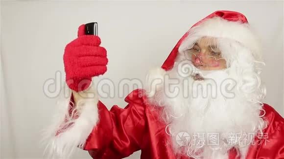 圣诞老人用手机打电话视频