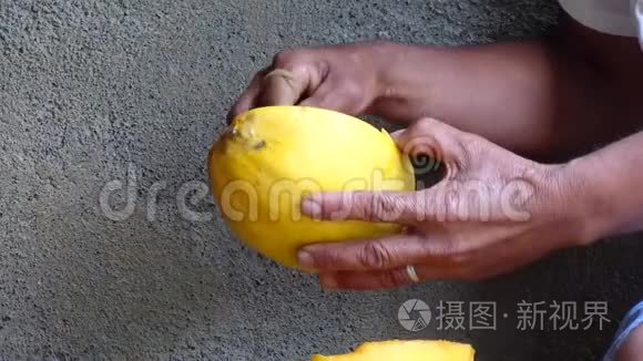 女人用刀剥木瓜水果视频