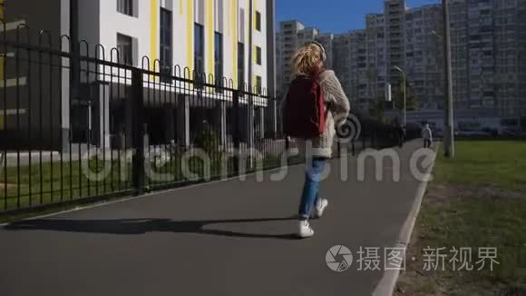 可爱的女学生带着背包去学校视频
