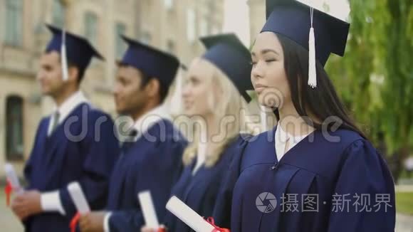 有文凭的亚洲研究生，微笑着进入相机，国际学习