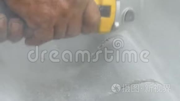 男人用电动工具磨瓷砖视频