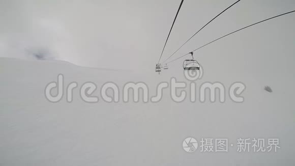 滑雪椅在度假村升起来视频