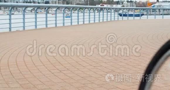 男子骑自行车在港口附近的长廊视频