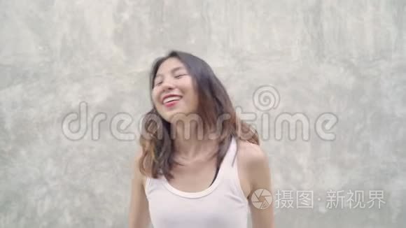 慢动作快乐美丽的年轻亚洲背包客博客妇女感到快乐的街头跳舞时，旅行。