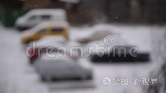 停车场模糊背景下的大雪视频