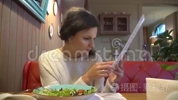 女人正在看餐厅的菜单