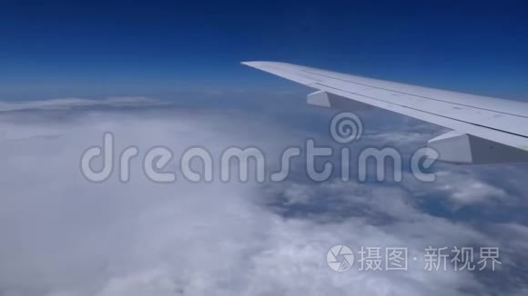 飞机机翼在蓝天白云上空活动视频