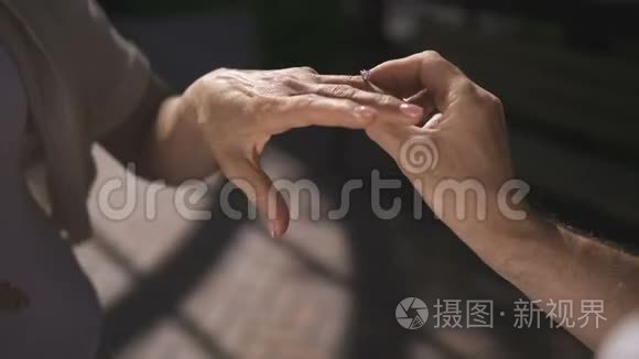 当男人向女人求婚的时候，要紧握高级的双手