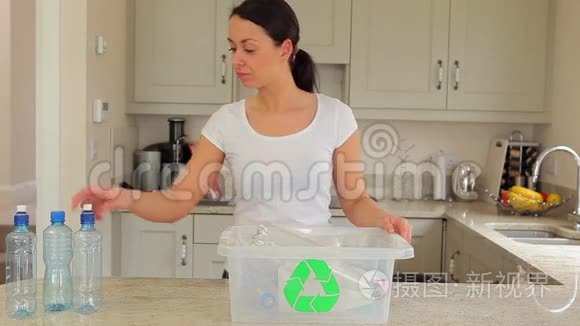 女人把塑料放进回收站视频