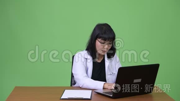 美丽的亚洲女医生，多项工作任务