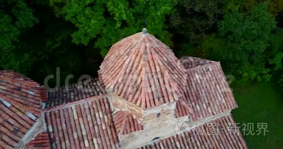 乔治亚，卡赫蒂。 古里亚尼·克维拉茨明达两座圆顶教堂。 空中钻孔观察