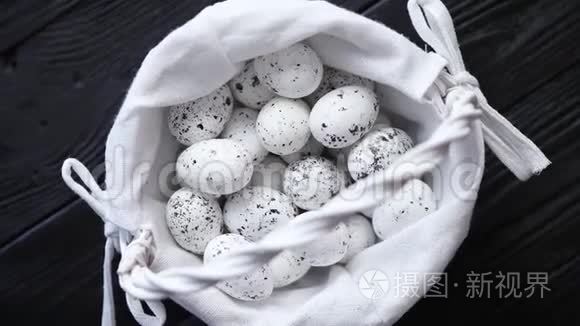 鹌鹑卵在巢中的黑色乡村木制背景。 复活节标志