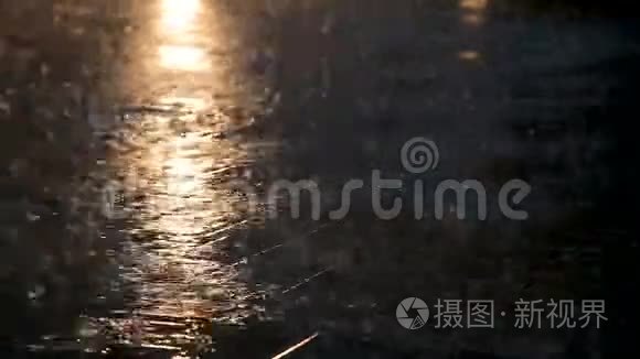 夜间暴雨下沥青视频