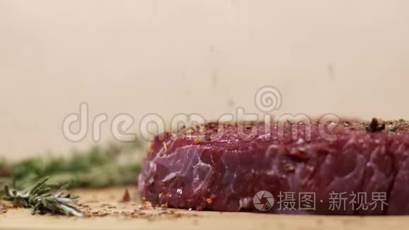 一块新鲜的鲜红色牛排上的香料视频