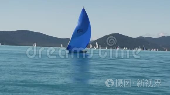 一艘雄伟的蓝色帆船航行视频