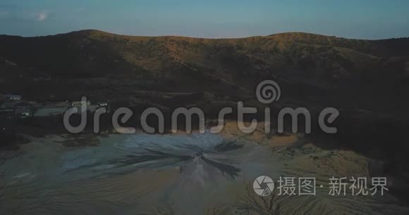 在泥火山和月球景观上向下飞行视频