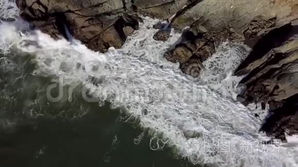 海浪冲击岩石海岸的高空俯视图视频