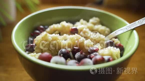 热燕麦片加香蕉和醋栗。 健康健康的早餐.. 饮食营养。