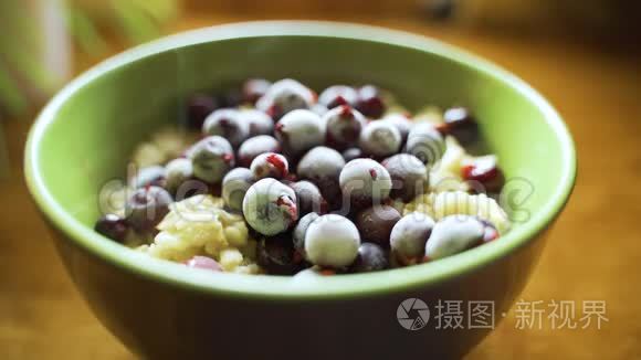 热燕麦片加香蕉和醋栗。 健康健康的早餐.. 饮食营养。