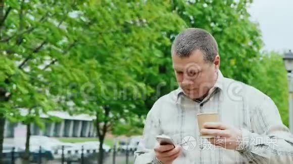 中年男子在路上喝咖啡视频