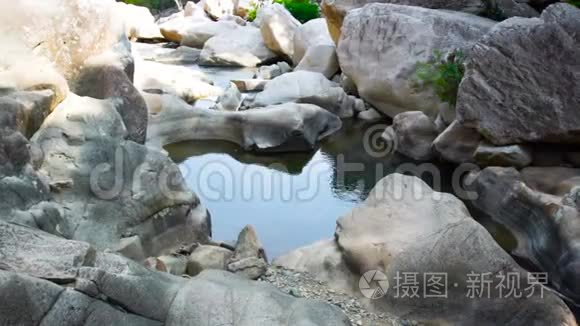 山河天然岩池水.. 山河平静干净的水.. 石河和荒野