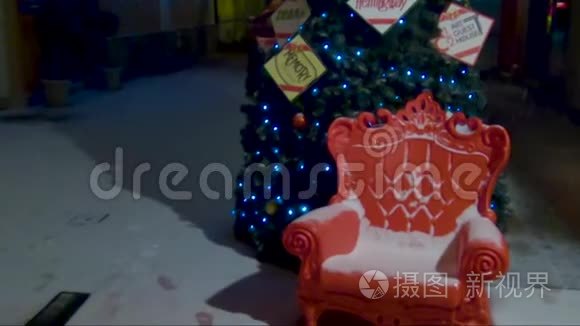 美丽的圣诞树和夜晚的灯光视频