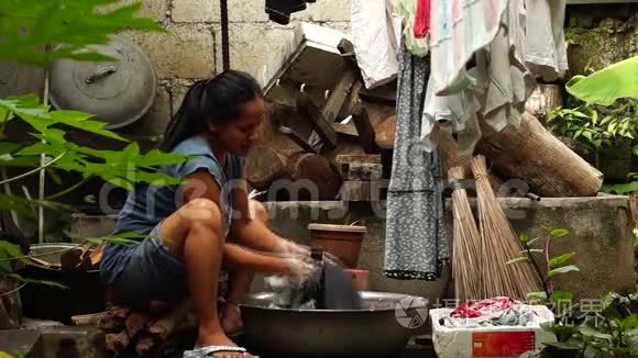 家庭主妇在不整洁的后院洗衣服视频
