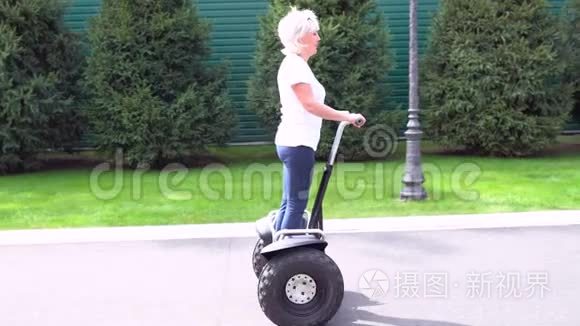 一个骑着电动个人运输工具的女人