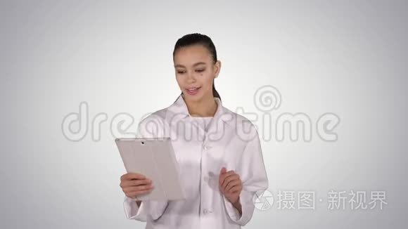 医学药学人保健和药理学概念带平板电脑行走和微笑的女医生